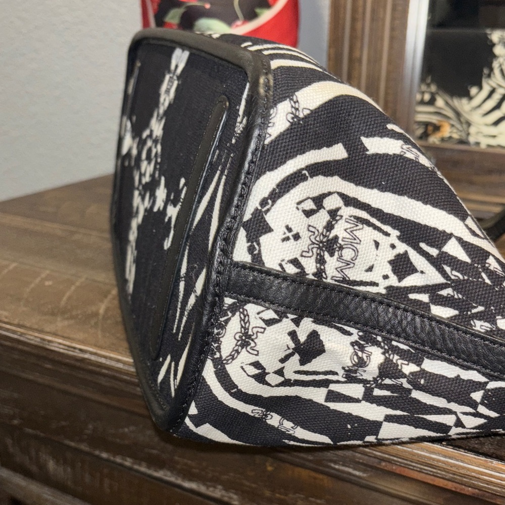 MCM Black and White Reversible Leather/canvas Tote - Picture 9 of 12